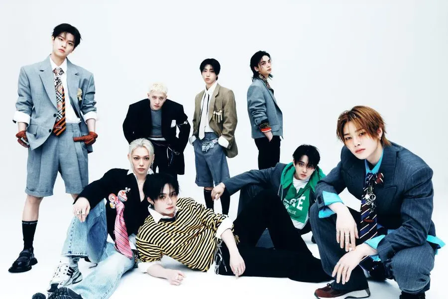 Stray Kids (스트레이 키즈) 喺今次《THIS & THAT》之前,已經憑住以下三張專輯,成功喺發行首週錄得超過 300 萬張嘅銷售紀錄。