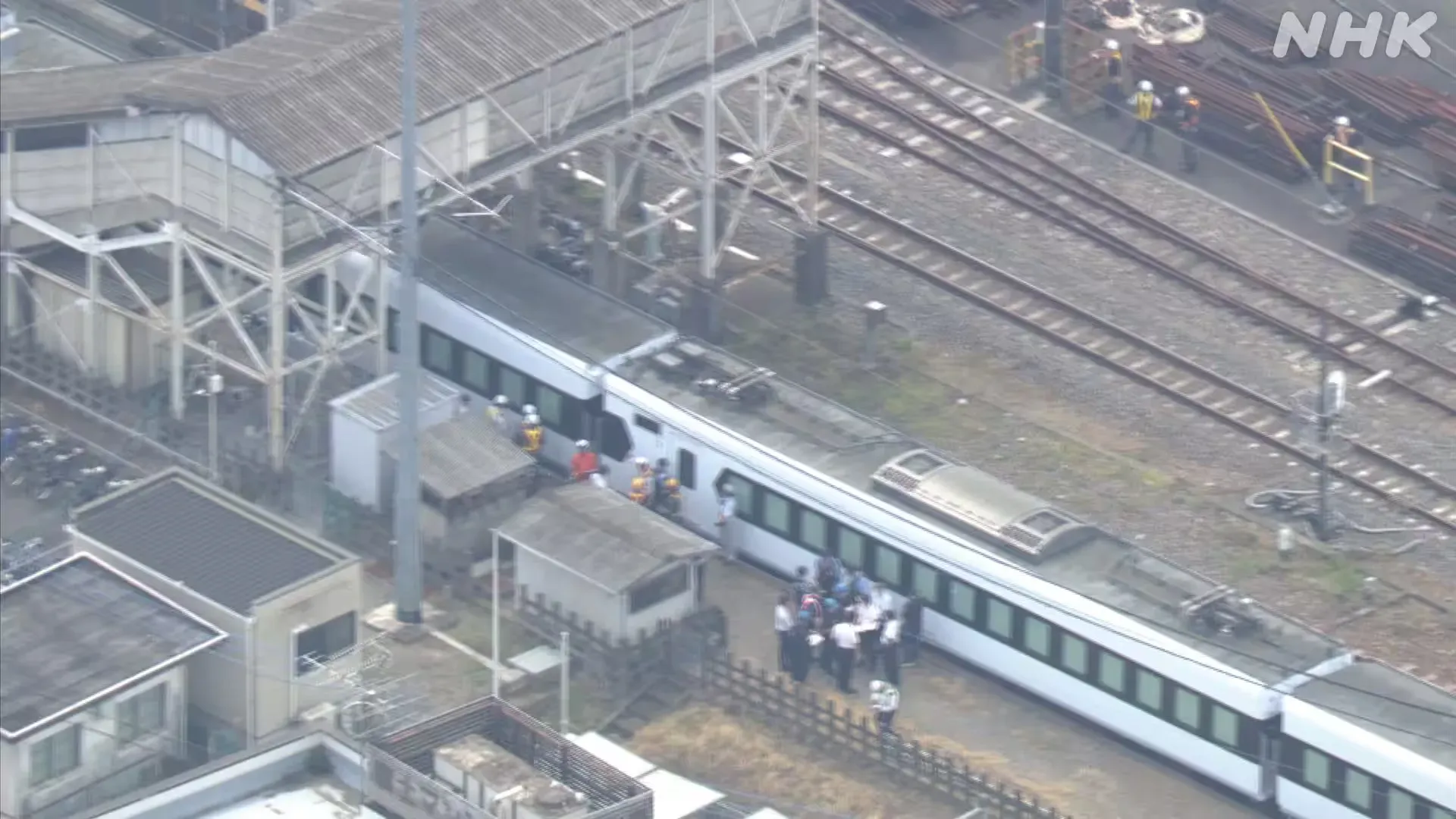根據日本放送協會(NHK)同埋朝日新聞(Asahi Shimbun)嘅報道,一列特急列車駛入車站嗰陣,撞到4名喺路軌範圍內進行作業嘅工人。