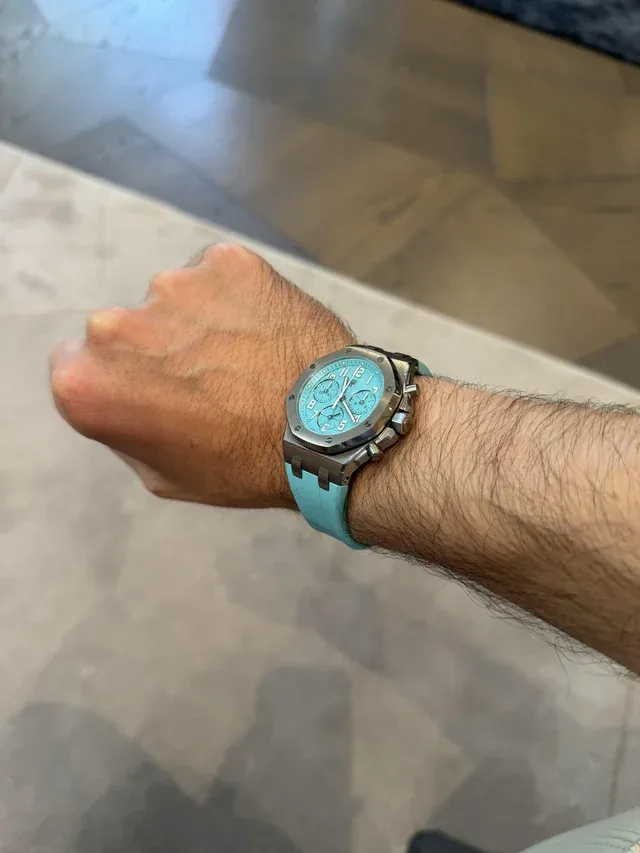海外收藏家分享試戴37mm鈦金屬綠松石藍版本後的佩戴效果,認為Turquoise色調在實物上比官方圖片更具吸引力。