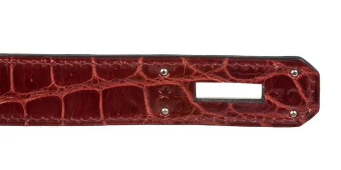 部分收藏者認為，Sangles（扣帶）背面嘅&nbsp;⭐&nbsp;星形&nbsp;Hermès Stamp（刻印），更可能屬於工坊（Atelier）或&nbsp;Internal Tracking Codes（內部追蹤代碼），方便品牌追溯生產資料；不過&nbsp;Hermès&nbsp;一直未有公開確認。