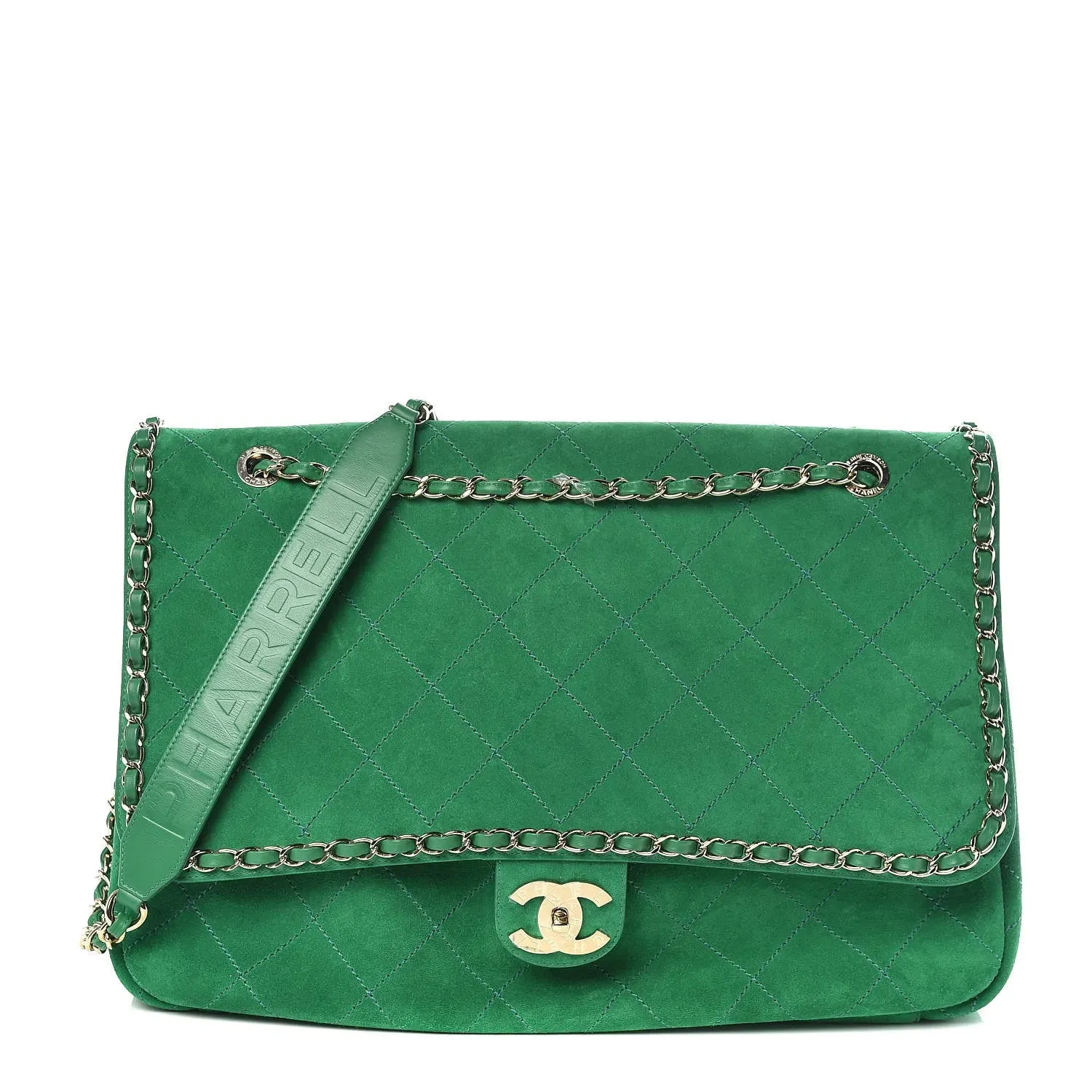 Chanel × Pharrell Williams XXL Suede Flap Bag闊身皮革肩帶細節,肩帶壓印「PHARRELL」字樣,屬聯乘系列其中一項最具辨識度嘅設計元素。