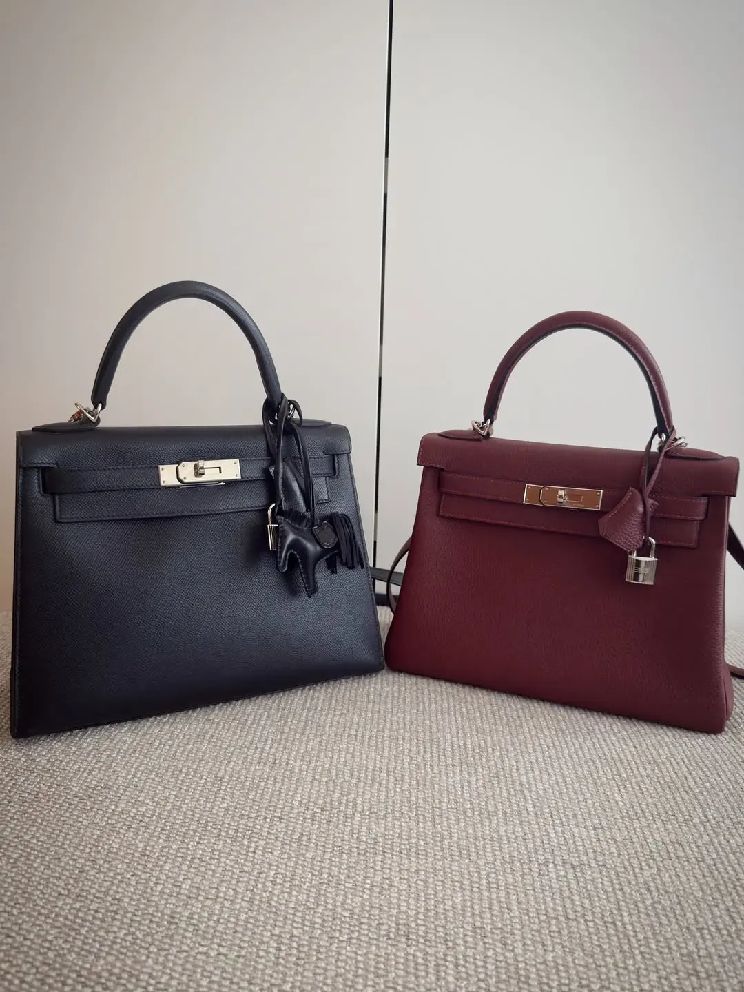 Kelly 28 Sellier 與 Kelly 28 Retourne 對比,同樣屬於 Kelly 系列,但尺寸、結構及穿搭方向存在明顯差異。