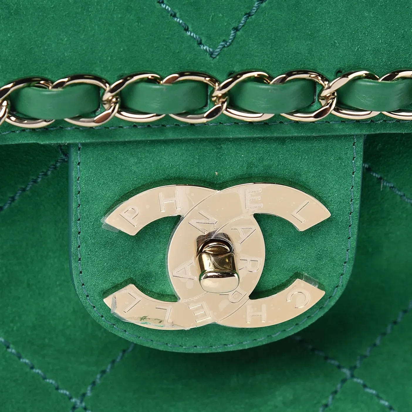 Chanel × Pharrell Williams XXL Suede Flap Bag特大CC旋鎖細節,金屬旋鎖壓印「CHANEL」及「PHARRELL」字樣,將聯乘身份直接融入品牌經典標誌之中。