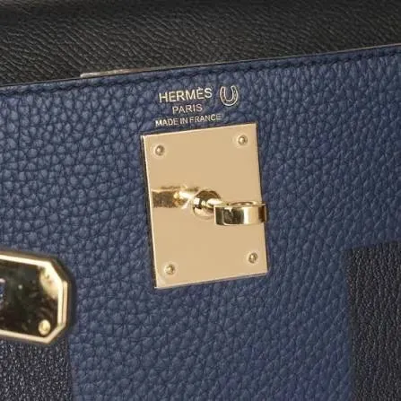 HSS 全名為 Horseshoe Stamp(馬蹄印),係 Hermès Special Order 手袋嘅專屬標記。完成 SO 後,品牌 Logo 旁一般會壓上一個細小馬蹄印,因此收藏圈亦經常直接以 HSS 代稱 SO 手袋。