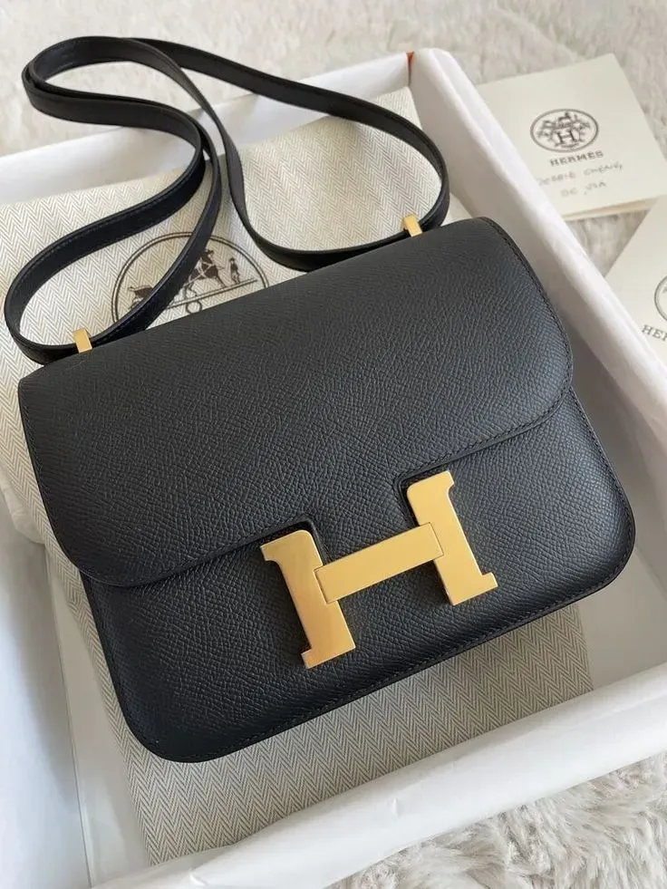 網民分享法國 Hermès 預約購物經過,當日 SA 曾介紹鴕鳥皮款式,但樓主因為唔係自己心目中嘅目標,最後選擇婉拒,繼續等自己想要嘅款式,之後成功入手黑金 Constance 18。