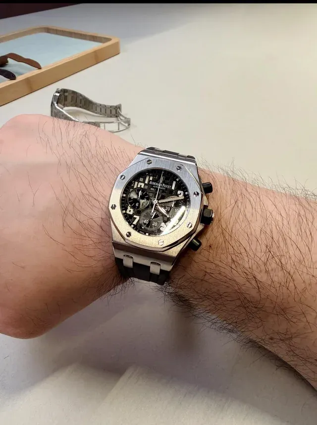 海外收藏家分享過往37mm Royal Oak Offshore作品,指出AP早於2000年代後期已有推出相關尺寸版本,今次2026年新系列再次引起市場對細尺寸Offshore嘅討論。