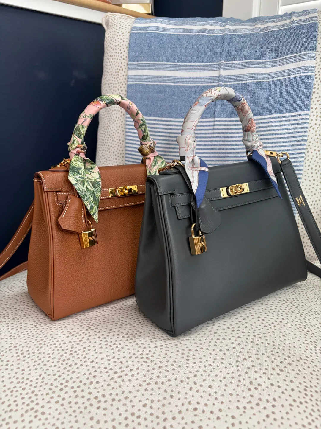 收藏者分享兩款&nbsp;Kelly 25 Retourne，分別配搭&nbsp;Gold Hardware（GHW，金色五金）同&nbsp;Permabrass（PBHW，香檳金色五金）。相比傳統&nbsp;GHW，PBHW&nbsp;嘅香檳金色調相對內斂，亦令唔少收藏者更容易留意皮革本身嘅色彩同層次。