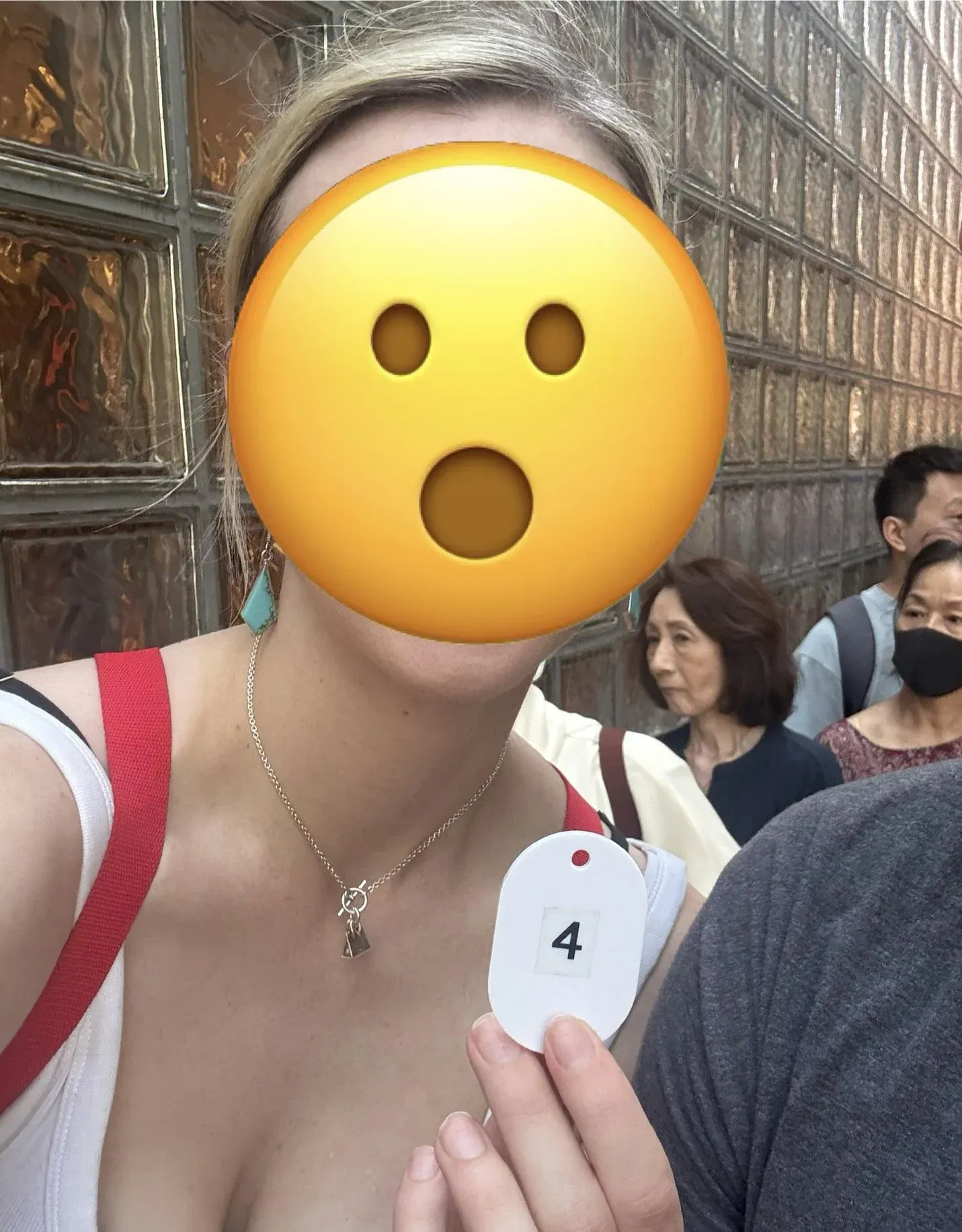 海外收藏家分享日本尋寶經驗,指東京銀座店會向排隊頭幾位客人派發號碼籌,並透過 iPad 展示當日庫存手袋,有機會見到 Halzan、In the Loop 等款式,甚至曾有人遇過 Kelly。