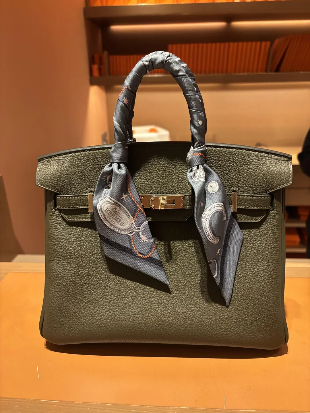 收藏者分享收到&nbsp;Birkin 25 Vert Loden（洛登綠）配&nbsp;Permabrass（PBHW，香檳金色五金），並透露由2026&nbsp;年&nbsp;2&nbsp;月開始累積約&nbsp;1.5：1&nbsp;嘅&nbsp;Pre-spend（配貨消費），主要包括成衣、高級珠寶及鞋履。不過，每個市場及店舖安排都可能不同，相關經驗僅供參考。