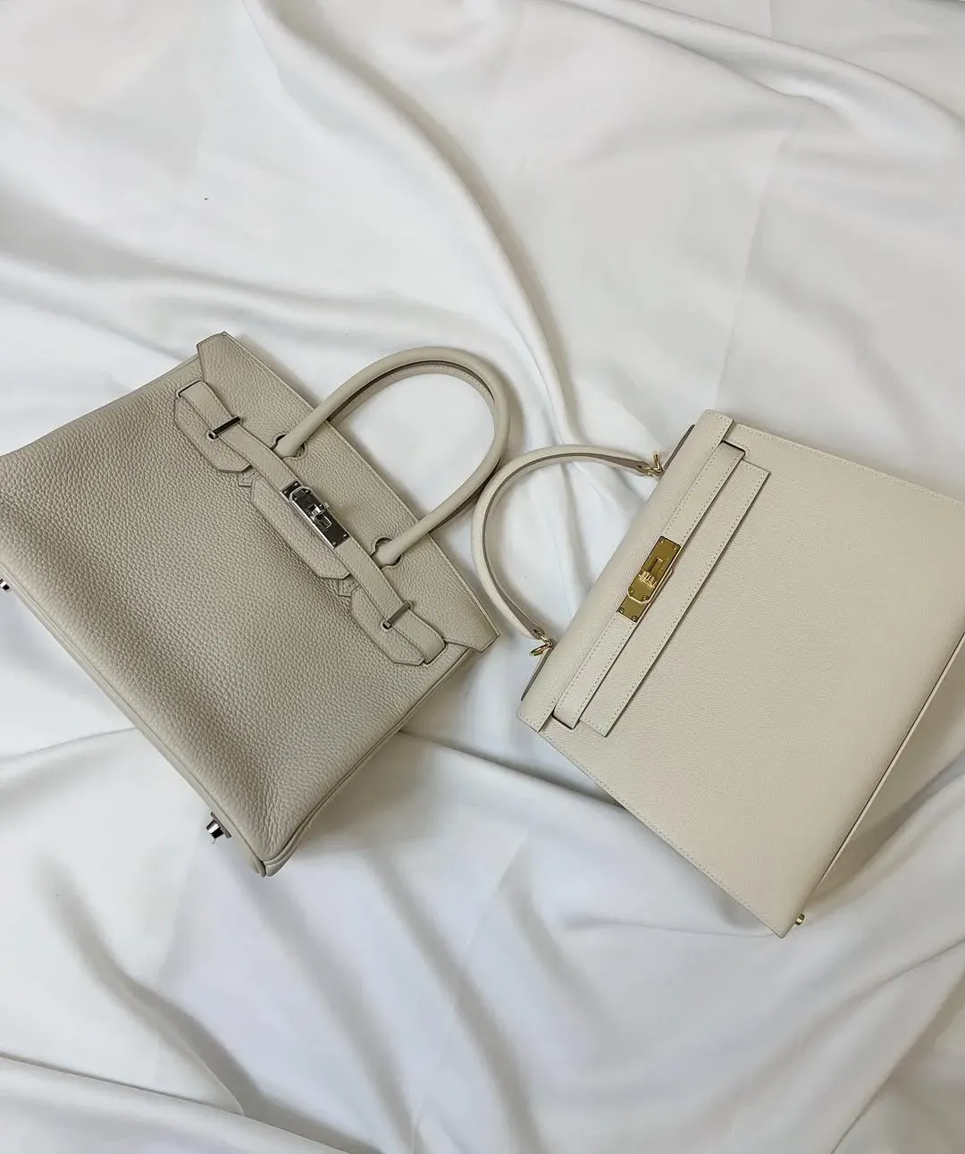 Kelly(右) 採用單手柄及肩帶設計,可以肩揹或斜揹;Birkin (左) 則以雙手柄手提方式為主,兩者反映收藏者對日常便利性與造型需求嘅不同取向。