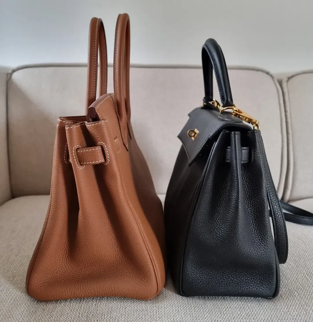 Kelly(右) 採用單手柄及肩帶設計,可以肩揹或斜揹;Birkin (左) 則以雙手柄手提方式為主,兩者反映收藏者對日常便利性與造型需求嘅不同取向。