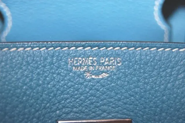 收藏者分享帶有&nbsp;💫&nbsp;Shooting Star（流星刻印）嘅&nbsp;Hermès Birkin（Blue Jean&nbsp;配&nbsp;Palladium Hardware）實物。流星刻印位於&nbsp;Hermès Paris Made in France Logo&nbsp;下方，位置同扣帶（Sangles）背面嘅⭐&nbsp;星形&nbsp;Hermès Stamp（刻印）並不相同。