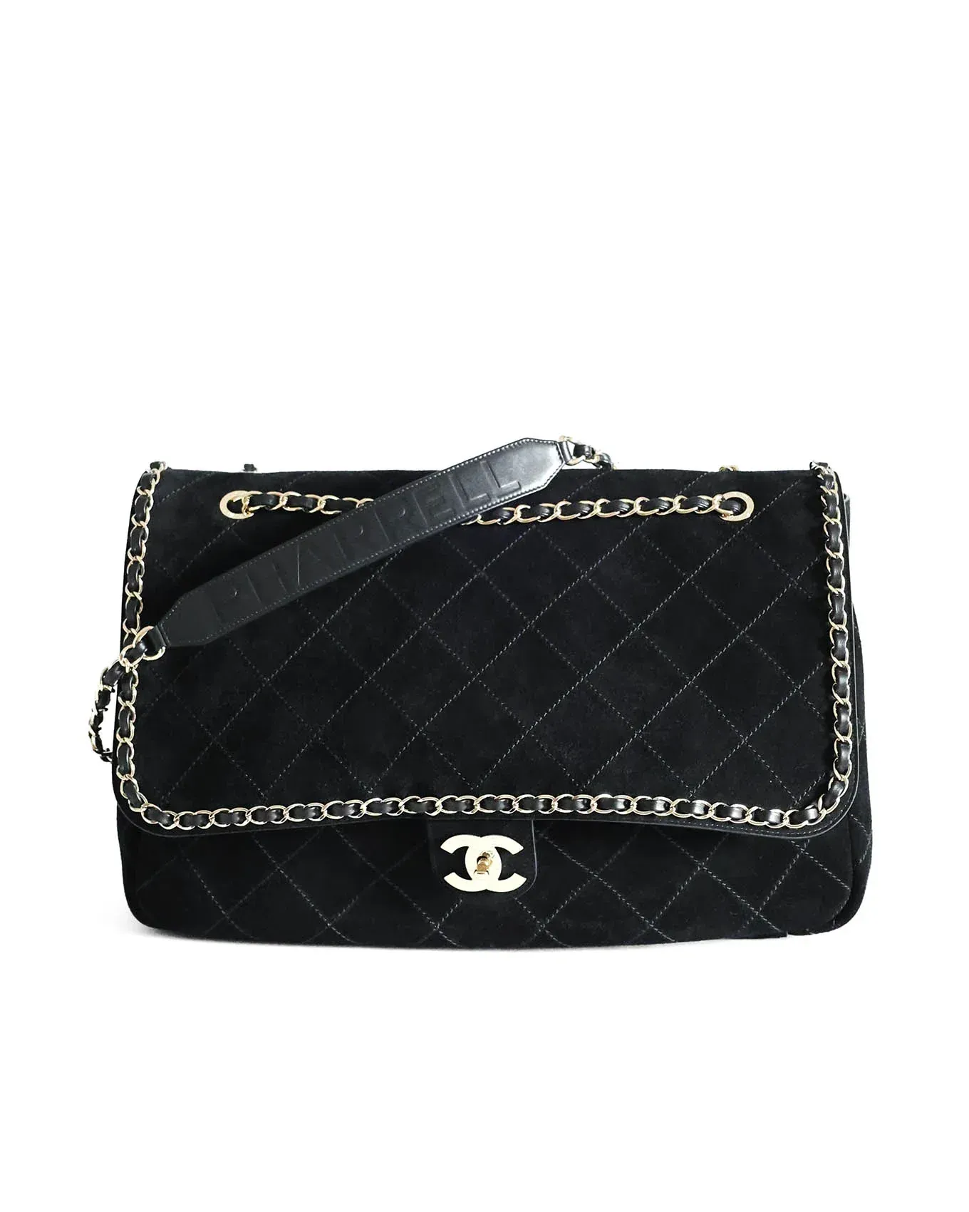 黑色Chanel × Pharrell Williams Black Suede XXL Classic Flap Bag實物示意。相比本文主角嘅綠色版本,黑色配色更低調,同樣保留XXL比例、Classic Flap輪廓及聯乘系列標誌性設計。