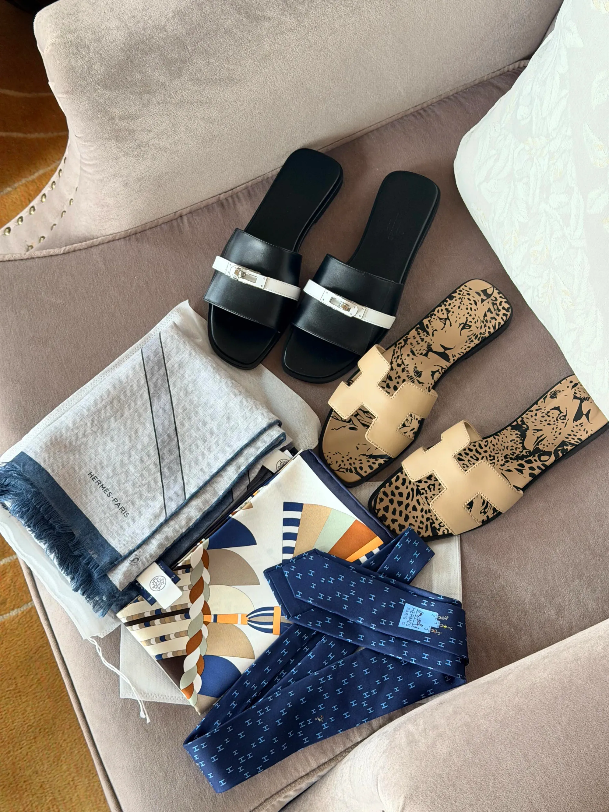 受邀人士分享嘅戰利品包括Oran sandal、Gigi sandal、絲巾及領帶等；其他分享亦可見皮帶、皮鞋、帽款及成衣等商品，反映今次北京場涵蓋鞋履、配飾及服裝等不同類別。
