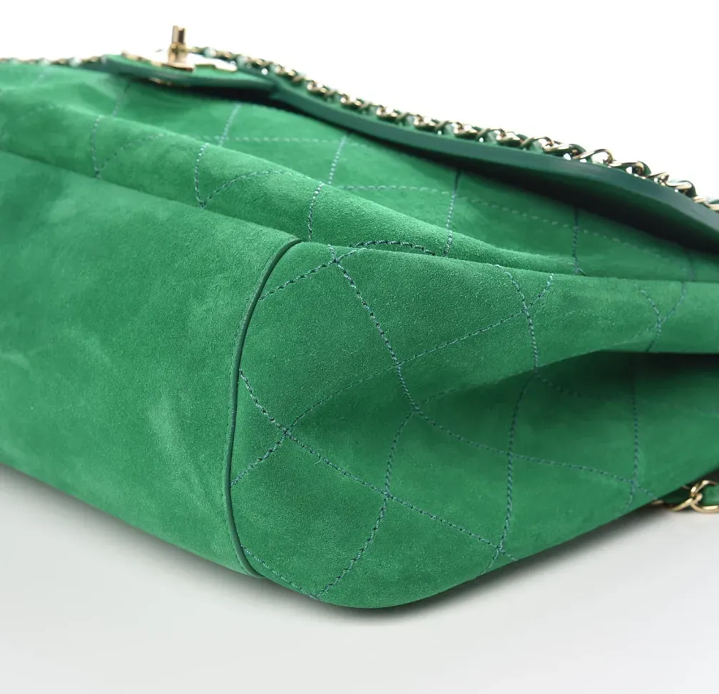 Chanel × Pharrell Williams Suede XXL Classic Flap Bag麂皮(Suede)材質特寫。Suede表面具細緻絨面質感,令袋身喺光線下呈現更豐富嘅層次感。