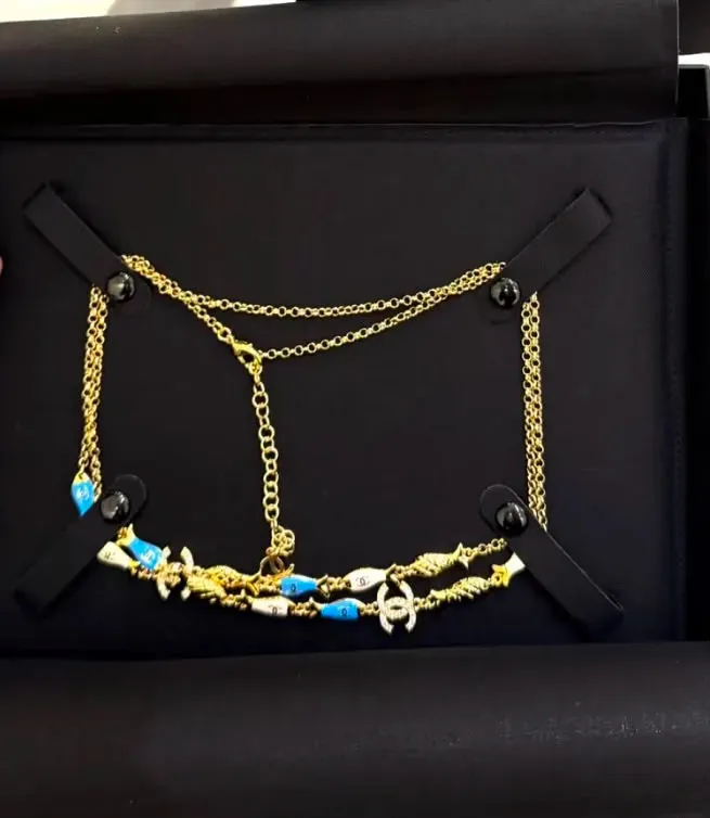 香港&nbsp;CHANEL 2026 Summer Markdown&nbsp;現場分享。圖中可見&nbsp;2024&nbsp;年推出嘅彩色琺瑯小魚配金色菱格&nbsp;CC Logo&nbsp;金色頸鏈，亦出現於今季&nbsp;Markdown&nbsp;商品之中。
