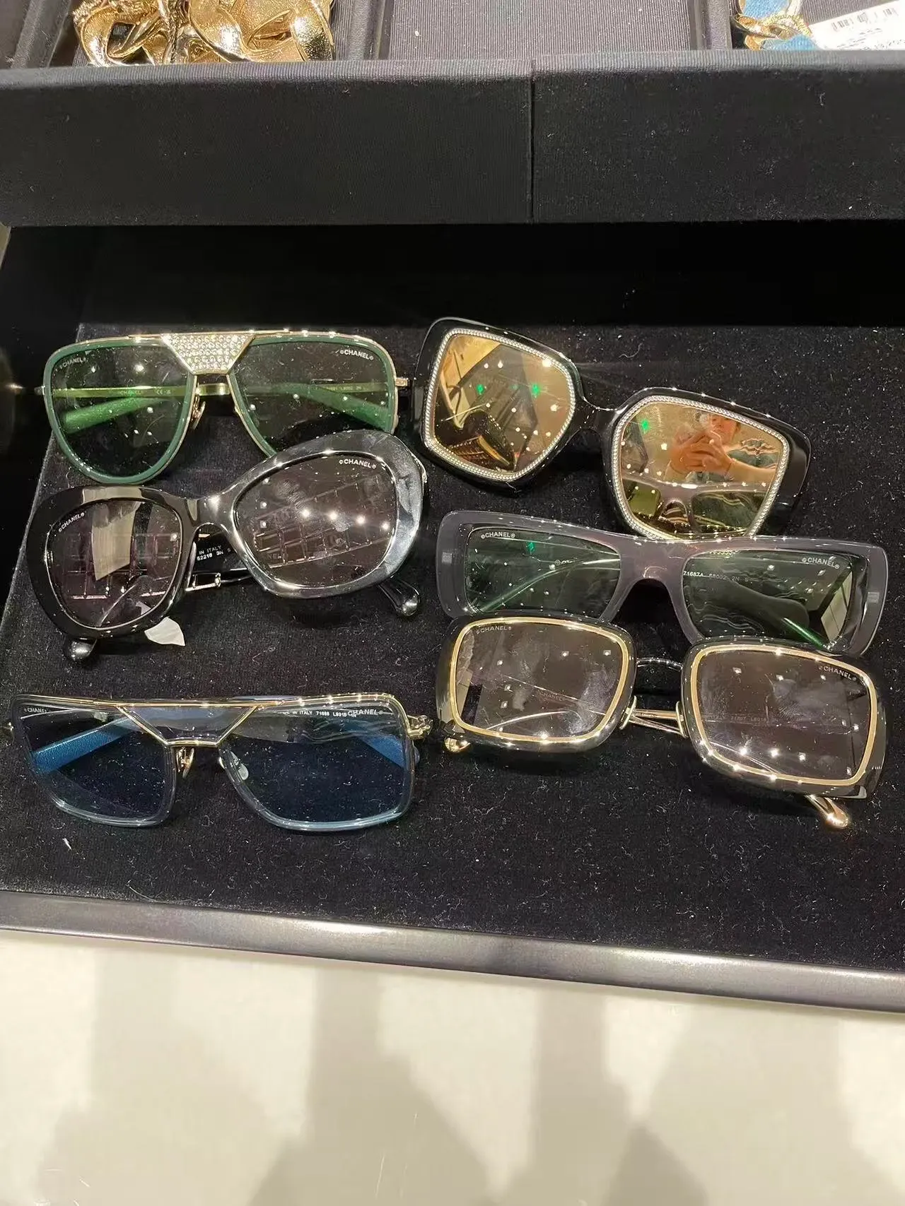 上海 CHANEL 2026 Summer Markdown 現場分享。圖中可見今次 Markdown 出現太陽眼鏡(Sunglasses)款式,為目前較少見於公開分享嘅減價商品類別之一。網民表示,部分太陽眼鏡折後約 CNY¥3,800,款式輕巧,成為今季現場分享中其中一個意外發現。