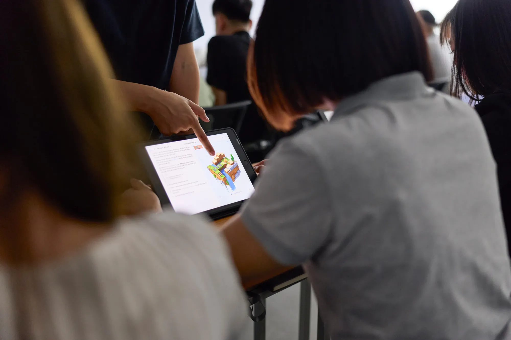 河內理工大學（HUST）作為合作夥伴，喺呢個項目中扮演重要角色。