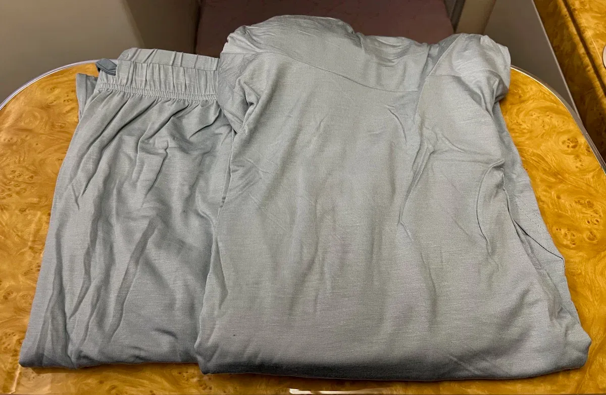阿聯酋航空提供淺藍色莫代爾(Modal)質地休閒服,大領口同索繩褲設計非常時尚。