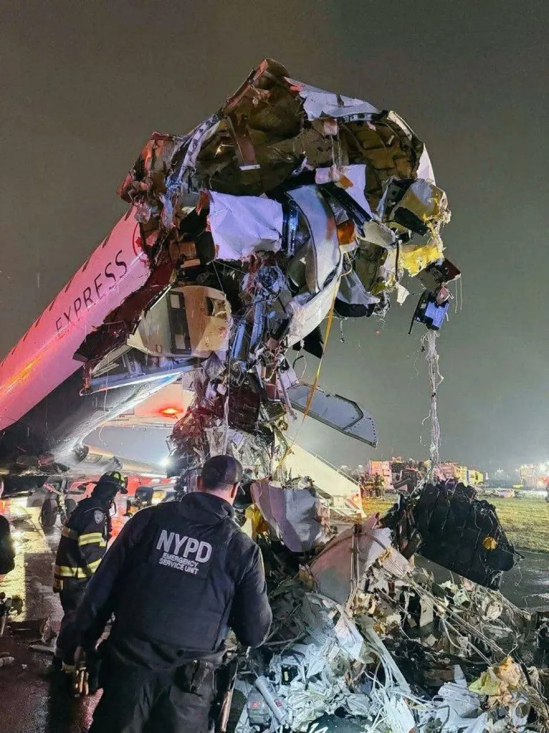 026年3月,紐約拉瓜地亞機場(LaGuardia Airport)發生一宗嚴重航空事故,一架加拿大航空(Air Canada)客機降落時同跑道上嘅消防車相撞,導致兩名機師死亡同埋幾十人受傷。