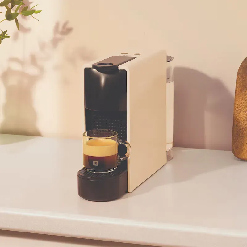 佢嘅核心概念係「化繁為簡」。除咗體積細小,佢支援 Nespresso Original 系統,意味著用家可以輕易喺市場上找到大量第三方平替膠囊。