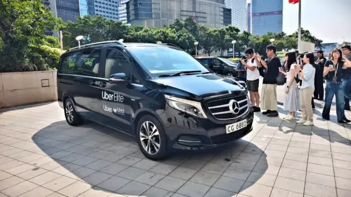 香港區嘅 Uber Elite 規定使用車齡 10 年以內嘅平治(Mercedes-Benz)V-Class 豪華多用途七人車(MPV)以及 S-Class 行政房車,最多可以接載 6 名乘客。