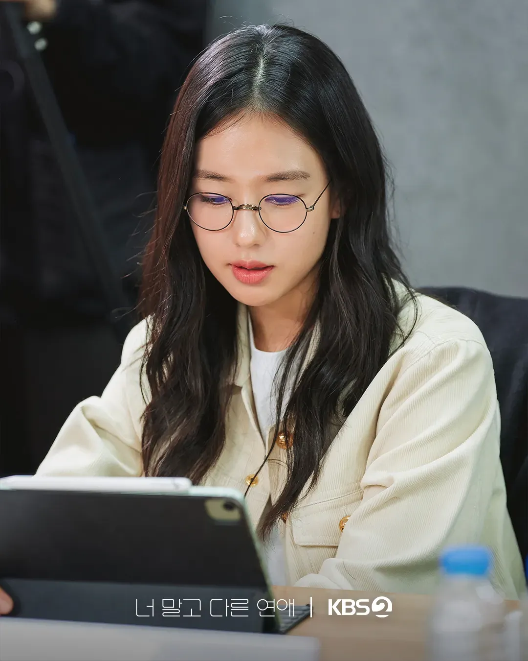 至於女主角李美度(Lee Mi Do),由演技備受肯定嘅安恩真飾演。李美度嘅職業係一名電影導演,佢喺現實生活嘅高牆前面開始感到迷惘同動搖。