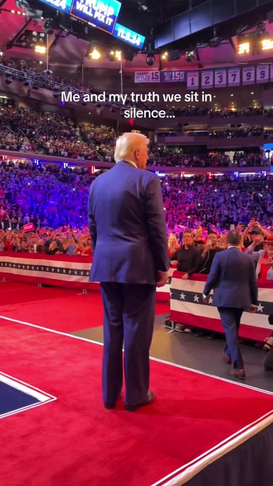 「Team Trump」官方 TikTok 帳號喺星期四發布嘅一段影片。影片畫面顯示特朗普行向演講台,而背景音樂就配上咗 Ariana Grande 喺 2024 年推出嘅熱門歌曲《We Can’t Be Friends (Wait For Your Love)》。