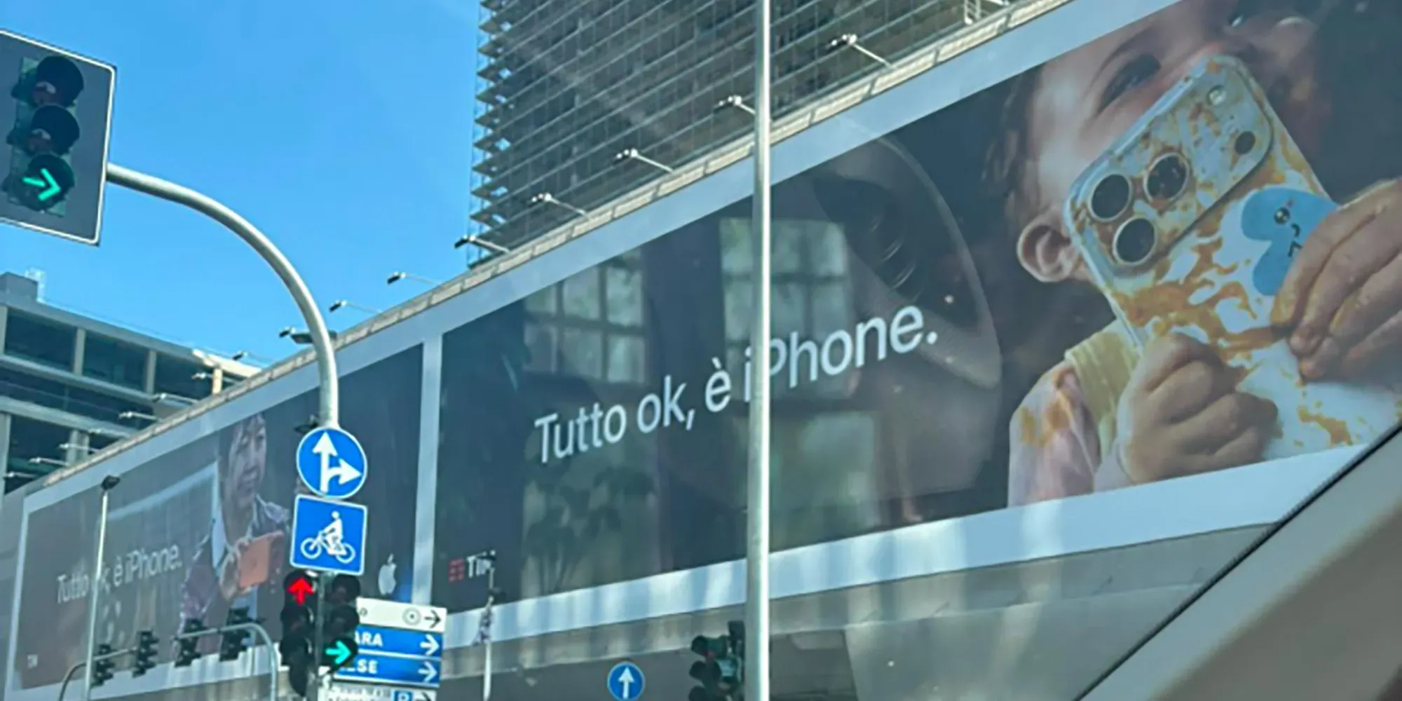 廣告畫面顯示一名幼童攞住一部沾滿食物嘅iPhone，配上文字「Tutto ok, e iPhone」（意思即係：無問題，呢部係iPhone）。