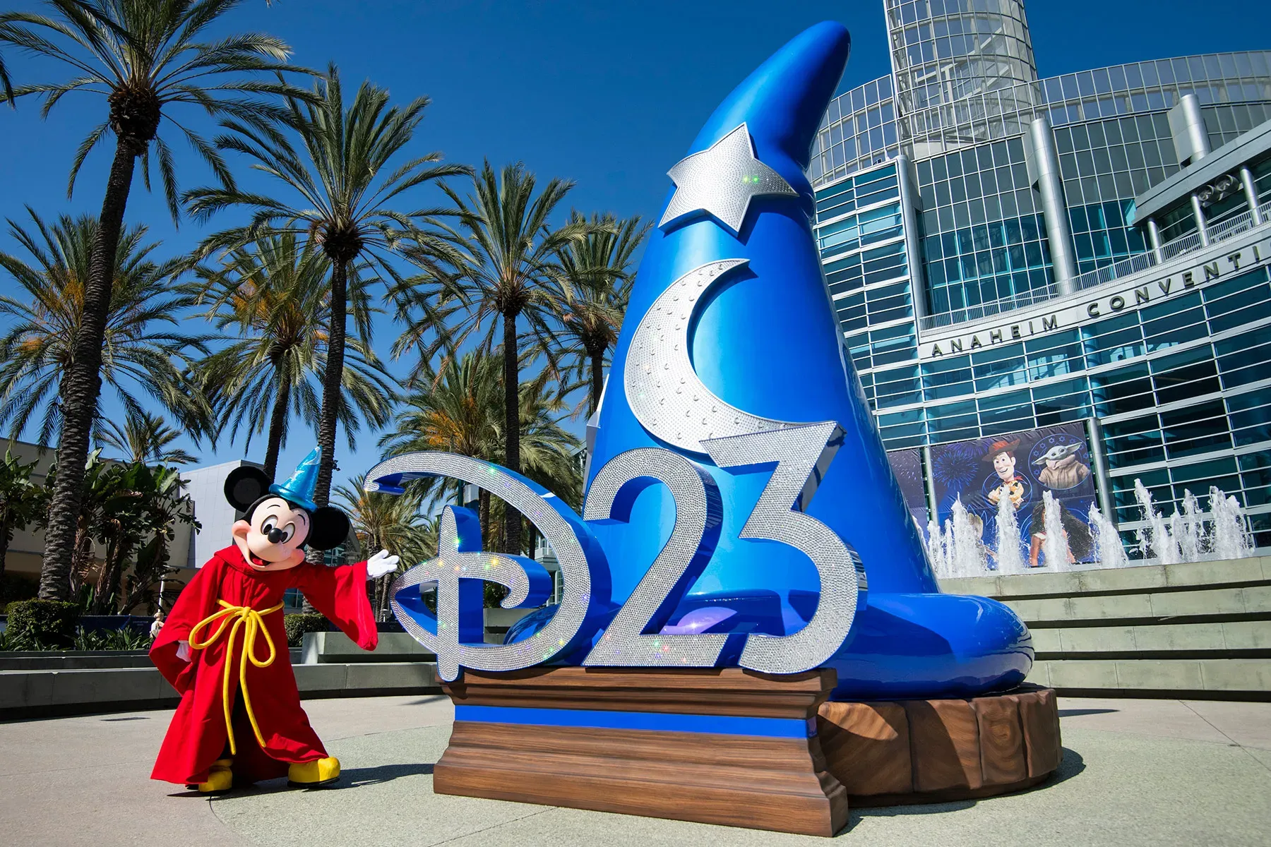 兩年一度嘅「D23 迪士尼全球粉絲大會」(D23 Expo 2026) 啱啱8月16日喺美國加州安納罕會議中心 (Anaheim Convention Center) 圓滿結束。呢項被譽為迪士尼粉絲界最大型嘅盛事,今年繼續匯聚咗全球數以萬計嘅支持者。
