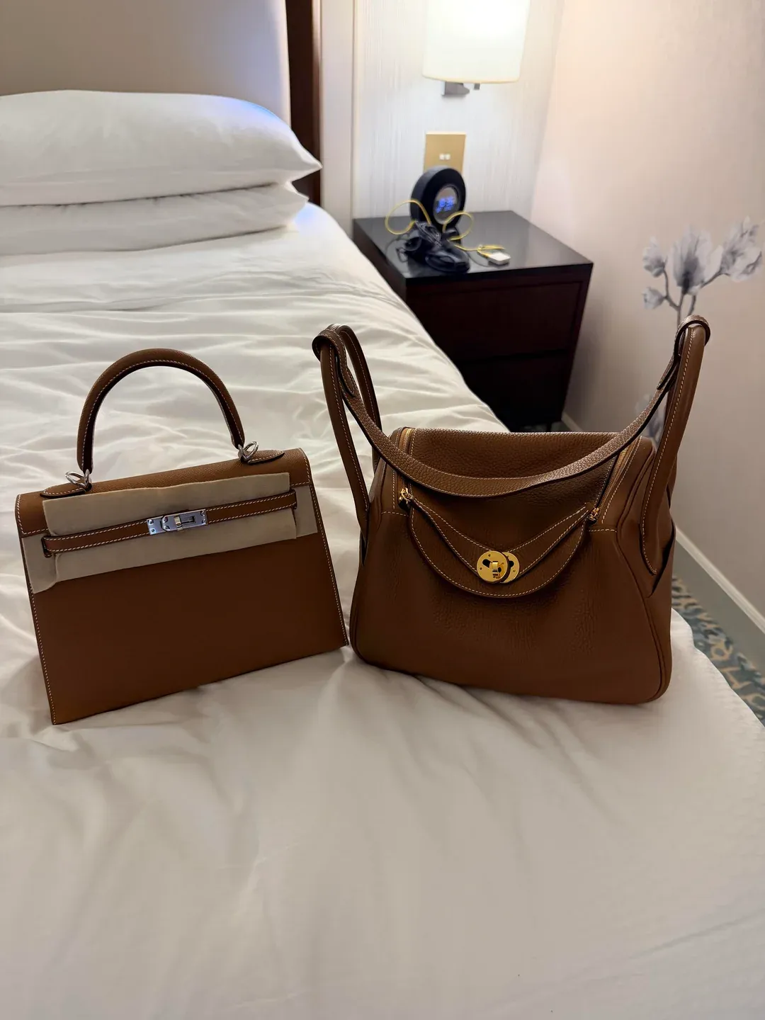 收藏者分享 Hermès 手袋收藏,包括喺香港成功入手嘅 Kelly 25,以及日常旅行使用中嘅 Lindy 26。Kelly 25 係今次香港旅程中購入,而 Lindy 26 則作為日常外遊使用。