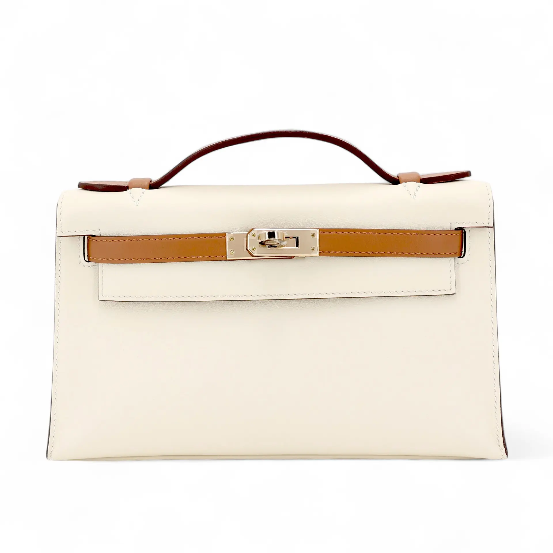 Hermès Kelly Pochette(KP)實物,圖中為馬蹄印Special Order訂製版本,以Gold金棕色及Nata奶油白Swift牛皮配搭香檳金扣,B刻、2023年。Kelly Pochette近年人氣持續受到關注,今次因美國2026年秋季Special Order清單移除KP,再次成為Hermès愛好者討論焦點。