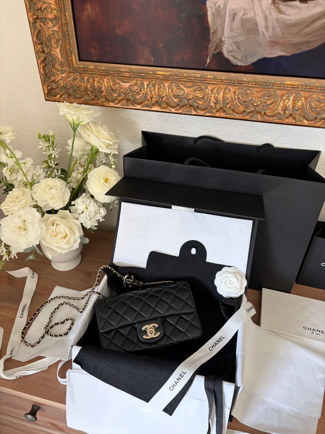 美國網民分享自己第一個CHANEL，最後選擇黑色Mini Flap配CC可調節鏈帶；帖主原本已有心儀款式，到店試戴後改變原先計劃。