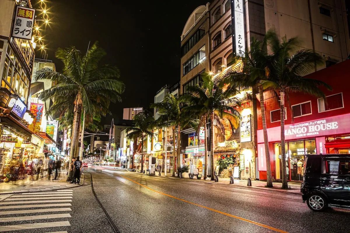 沖繩那霸市中心嘅國際通一帶晚上仍有不少商店及餐飲店營業,對於較重視住宿氣氛嘅旅客而言,位於熱鬧地區嘅酒店可能較容易帶來安心感。