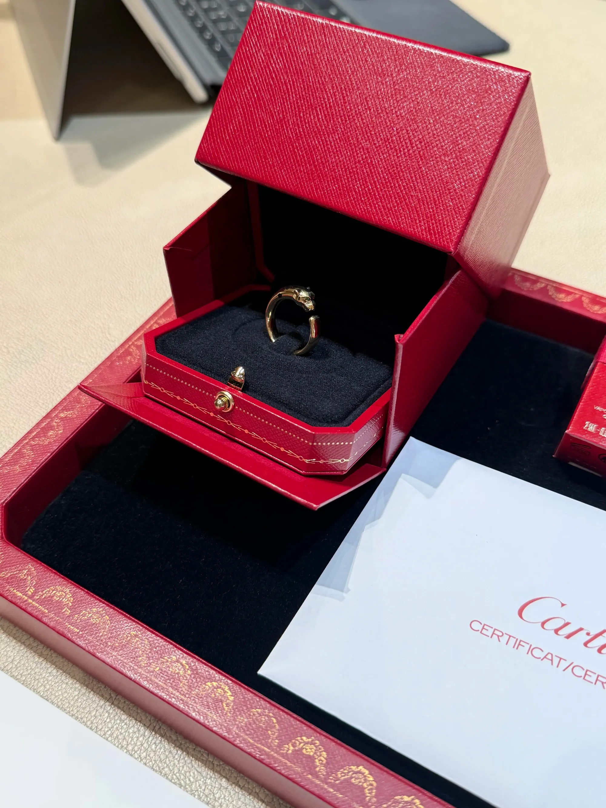 英國買家分享於Harrods入手Cartier Panthère新款戒指，並表示當時連店內SA都不知道新款已經上架。