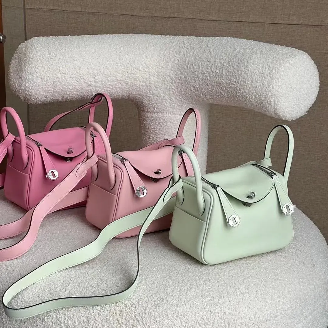 Hermès Mini Lindy一直係品牌最具話題性嘅Non-Quota Bag之一。其橫向袋身、兩側手柄及肩帶設計,令外形評價兩極,但亦因休閒感及實用性而受到不少收藏家喜愛。