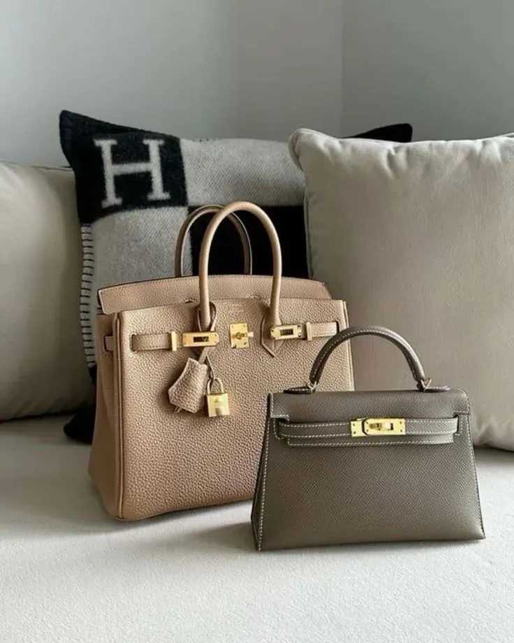 Hermès Mini Kelly 同 Birkin 25 都係收藏者經常比較嘅熱門尺寸,但兩款手袋定位並唔一樣。Mini Kelly 以小巧精緻見稱,而 Birkin 25 則保留經典 Birkin 比例,同時兼顧日常使用需要。