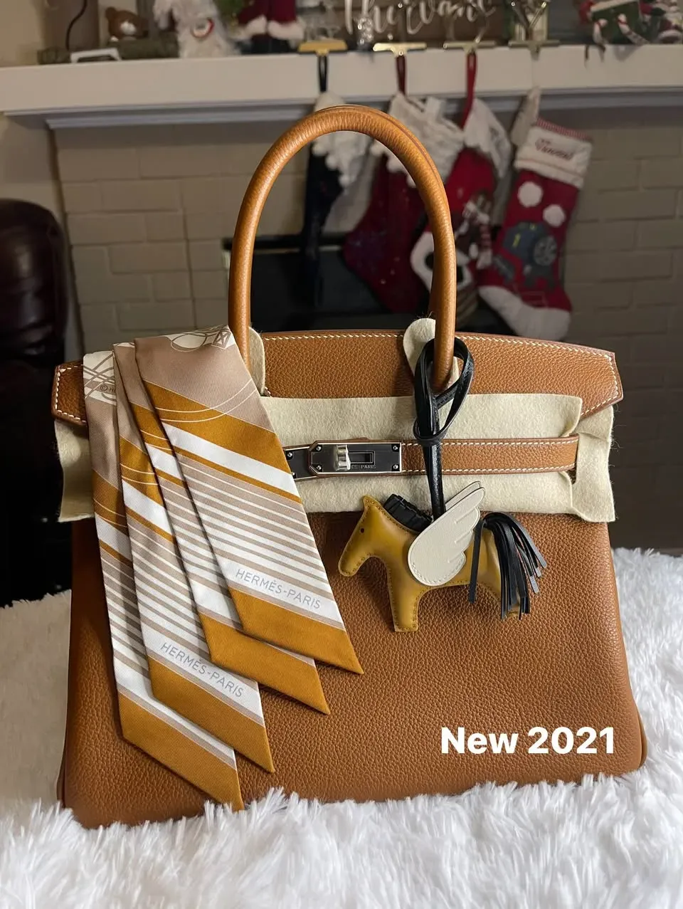 2021年剛收到嘅Barenia Faubourg B30,袋身仍保持新袋狀態,皮革色澤較淺,亦未開始形成Patina。