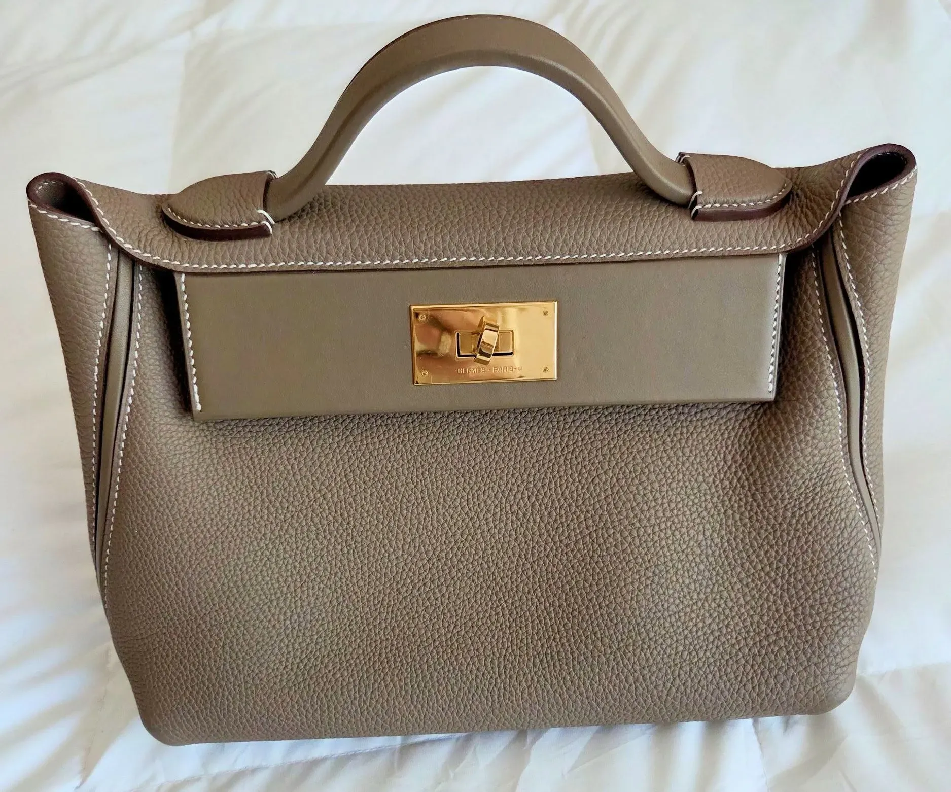 Facebook&nbsp;收藏者分享出售&nbsp;Hermès 24/24 29（Etoupe Clemence&nbsp;配金色金屬配件）。樓主表示一直都好鍾意呢個袋，只係近年生活模式改變，希望換一個更加適合日常使用嘅款式，同時笑言：「我相信自己賣咗之後一定會後悔。」