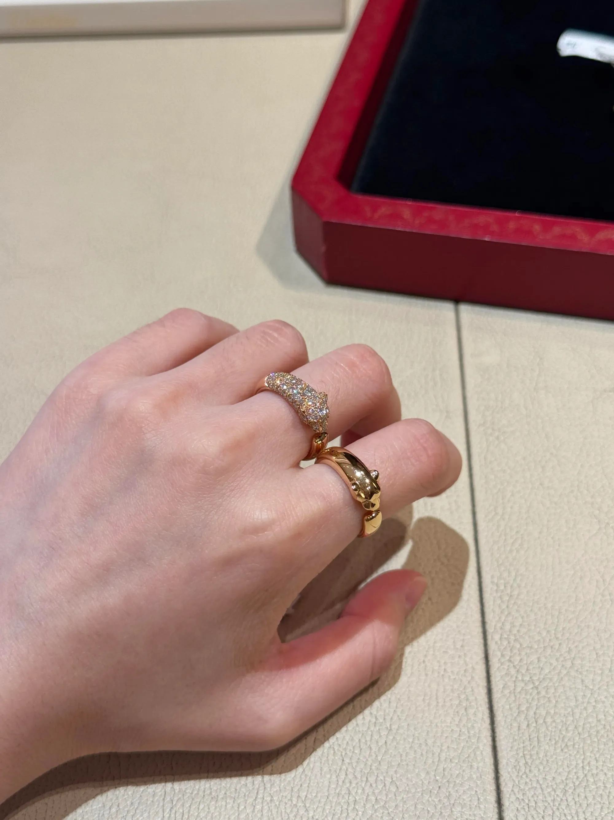 Cartier Panthère小型新款與半鋪鑽石版本對比，前者香港官方售價HK$32,600起，後者由HK$97,000起，兩個價格級別相差逾HK$6萬。