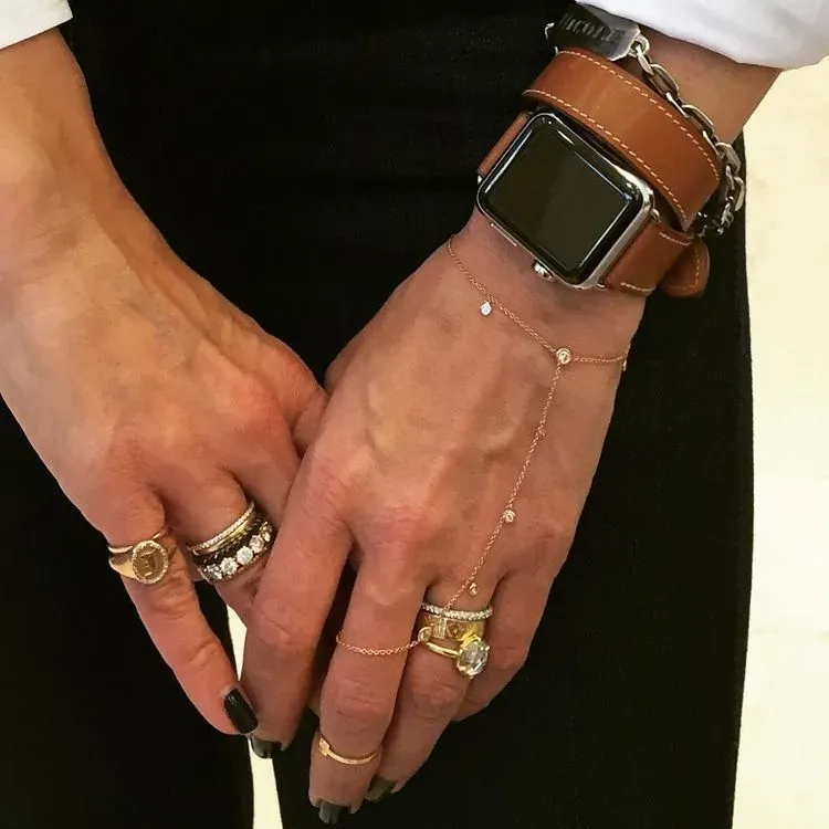 Apple Watch Hermès融入日常首飾搭配,配合手鏈及其他配件佩戴,智能手錶亦可以成為整體造型嘅一部分。