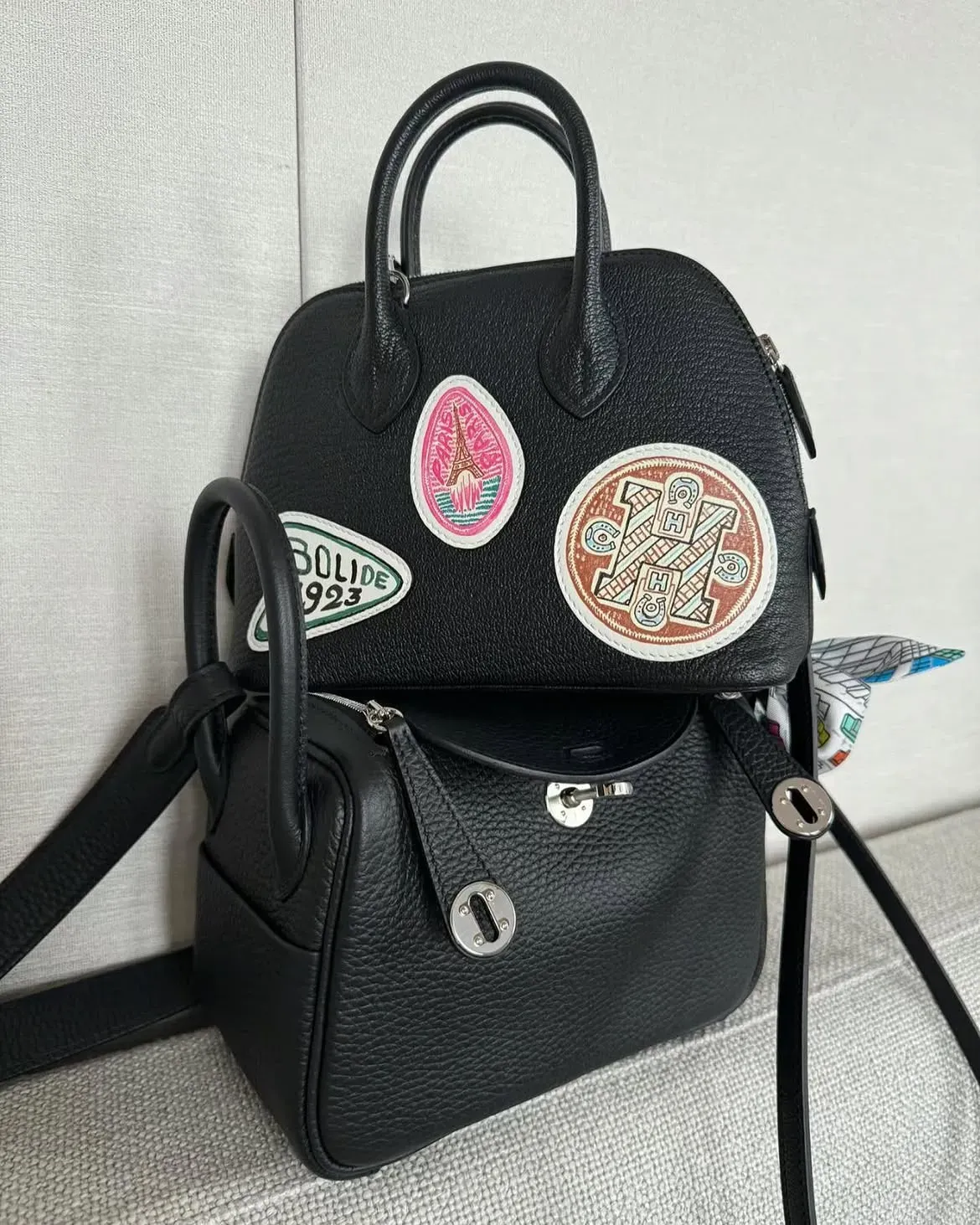 圖上:限量版 Mini Bolide 1923 Travel Noir Chèvre Leather;圖下:Mini Lindy Noir Clemence 配Palladium Hardware。兩款都屬近年討論度較高嘅 Hermès Mini Bag,但 Mini Bolide 偏向簡潔優雅,而Mini Lindy 則以容量同休閒感見稱,適合唔同收藏同使用需要。