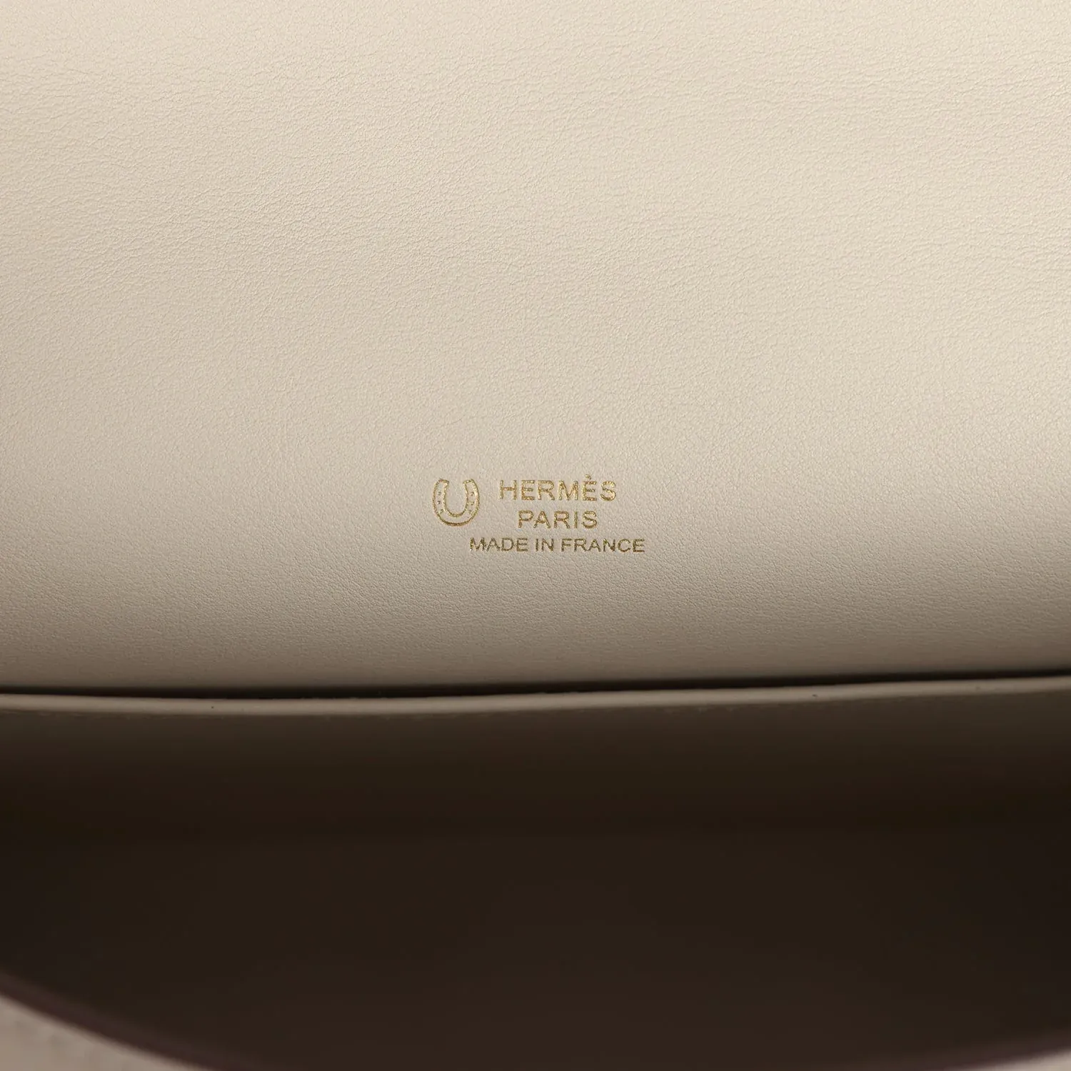 Hermès Special Order(SO/馬蹄印訂製)作品其中一項辨識特徵,就係袋身會加入馬蹄印標記。圖中為HSS Kelly Pochette,以Gris Asphalt及Beton Swift牛皮配搭玫瑰金金屬配件,展示Special Order嘅配色及訂製效果。