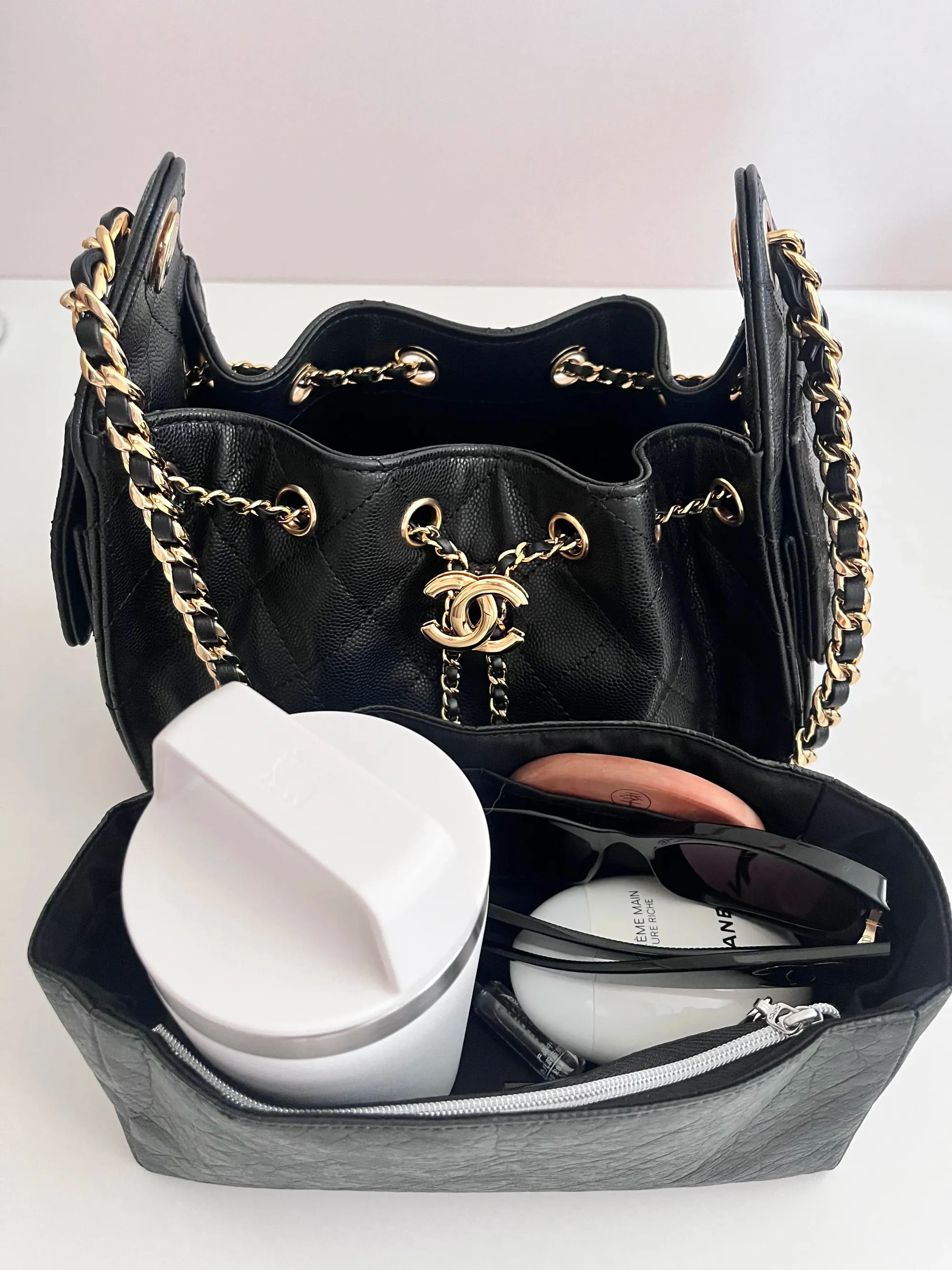 用家實測Chanel 25 mini 已足夠放到手機、銀包、水樽、太陽眼鏡、化妝用品等日常物品,Chanel 25 Small甚至可以再加入細遮或tablet,反映佢嘅定位唔單止係外形,更偏向日常實用。