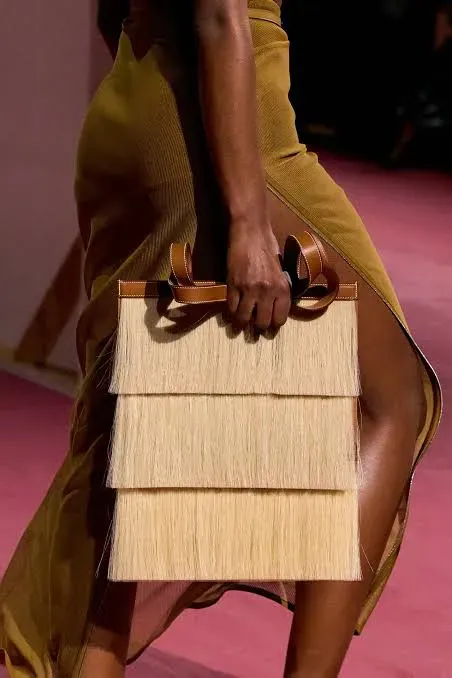 Hermès Cabas Corricolo首次於2025春夏Runway亮相,袋身以天然馬鬃覆蓋Barénia皮革,成為系列最具辨識度嘅設計特色。