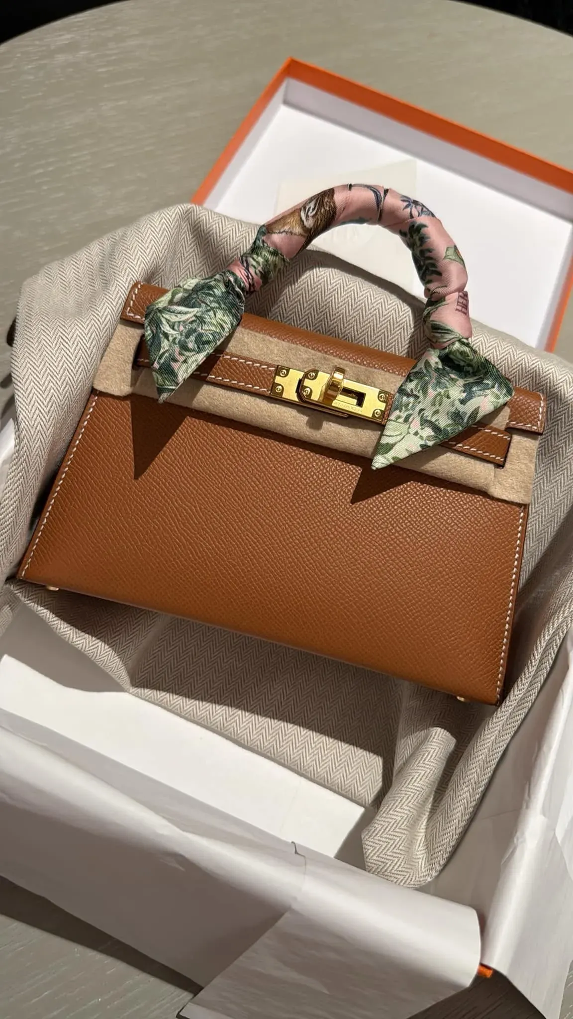 樓主分享今年初於&nbsp;Hermès Paris&nbsp;獲得嘅&nbsp;Mini Kelly II Sellier，採用&nbsp;Gold&nbsp;色&nbsp;Epsom&nbsp;皮革配&nbsp;Gold Hardware（金扣）。對唔少收藏者嚟講，Mini Kelly&nbsp;一直屬於熱門&nbsp;Quota Bag（QB）之一，而樓主事隔數月後再收到&nbsp;Special Order（SO）邀請，亦成為今次討論焦點。