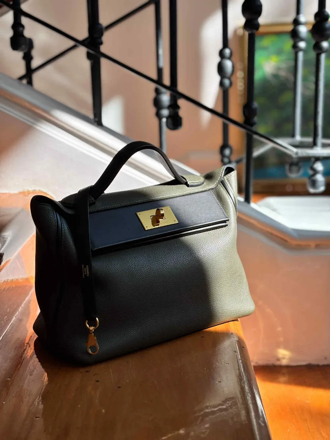 Hermès 24/24 29&nbsp;外形結合挺身袋蓋同柔軟袋身，設計介乎正式同休閒之間。唔少收藏者認為，佢帶有少少&nbsp;Kelly&nbsp;嘅優雅線條，同時又保留&nbsp;Everyday Bag（日常使用手袋）嘅實用感。