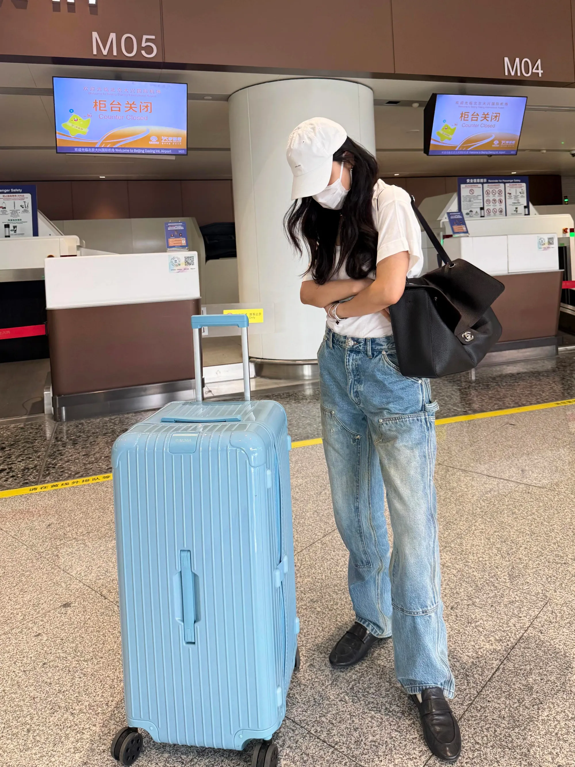 海外用家將Maxi Flap用作旅行手袋,並實測放置於飛機座位底下。