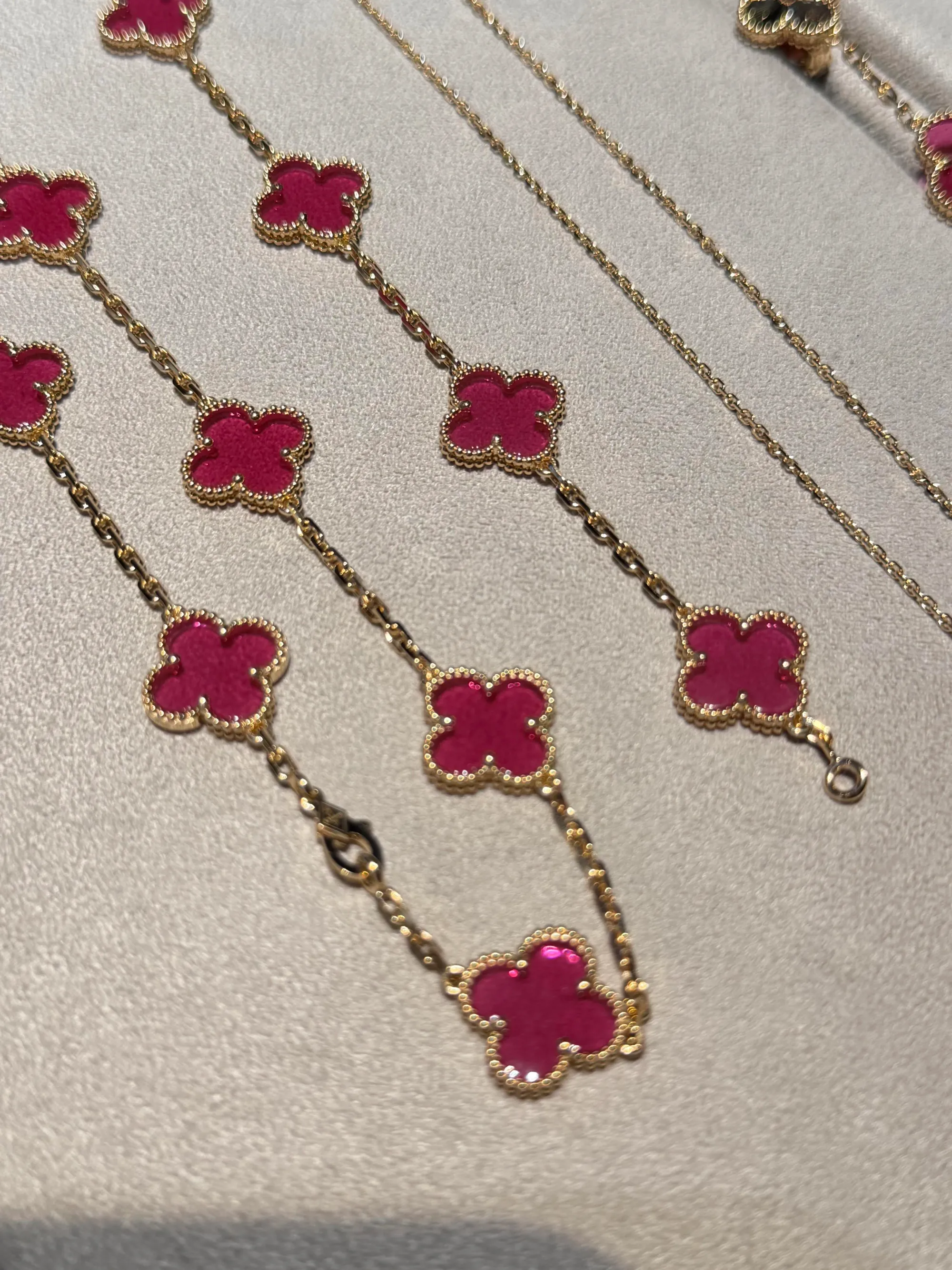 Pink Enamel Alhambra正式上市後，大量網民陸續分享實物照片；相比早期流傳嘅官方圖片，實物色調喺不同光線下呈現出較明顯嘅深淺變化。