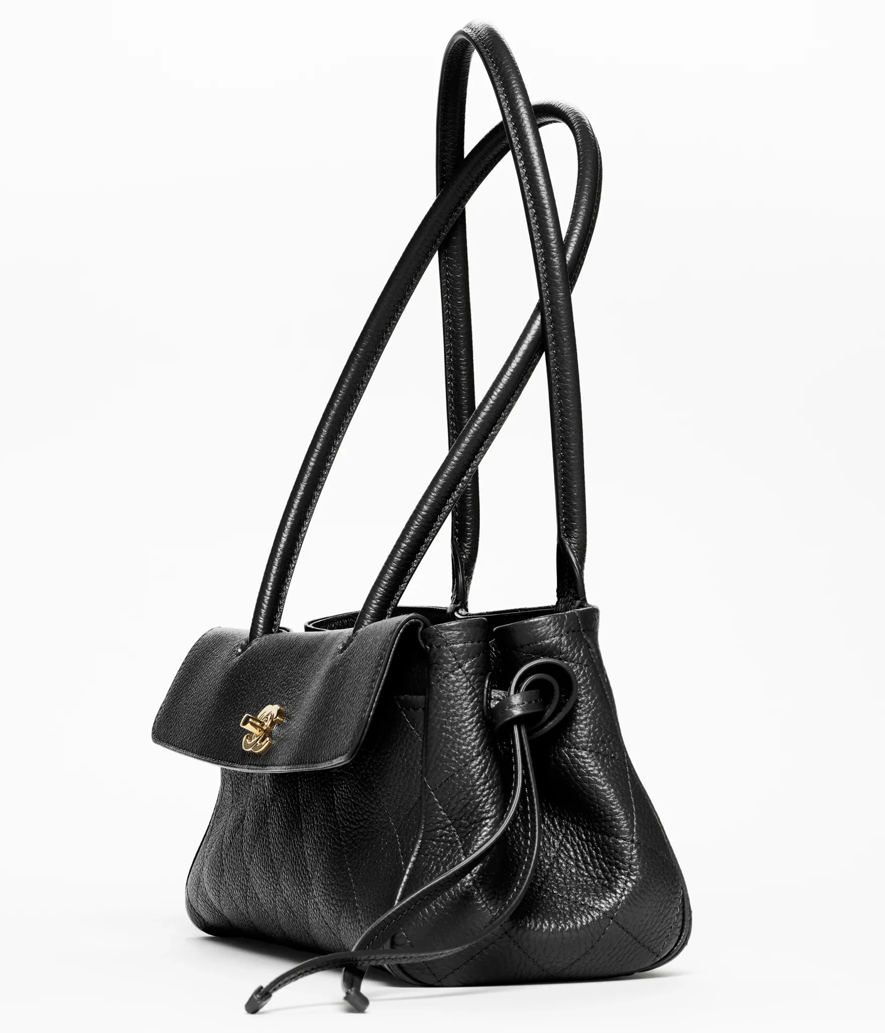 官方形象照展示 Small Shopping Tote 修長比例、抽繩設計及肩孭效果,整體線條比 Classic Flap 更簡潔。
